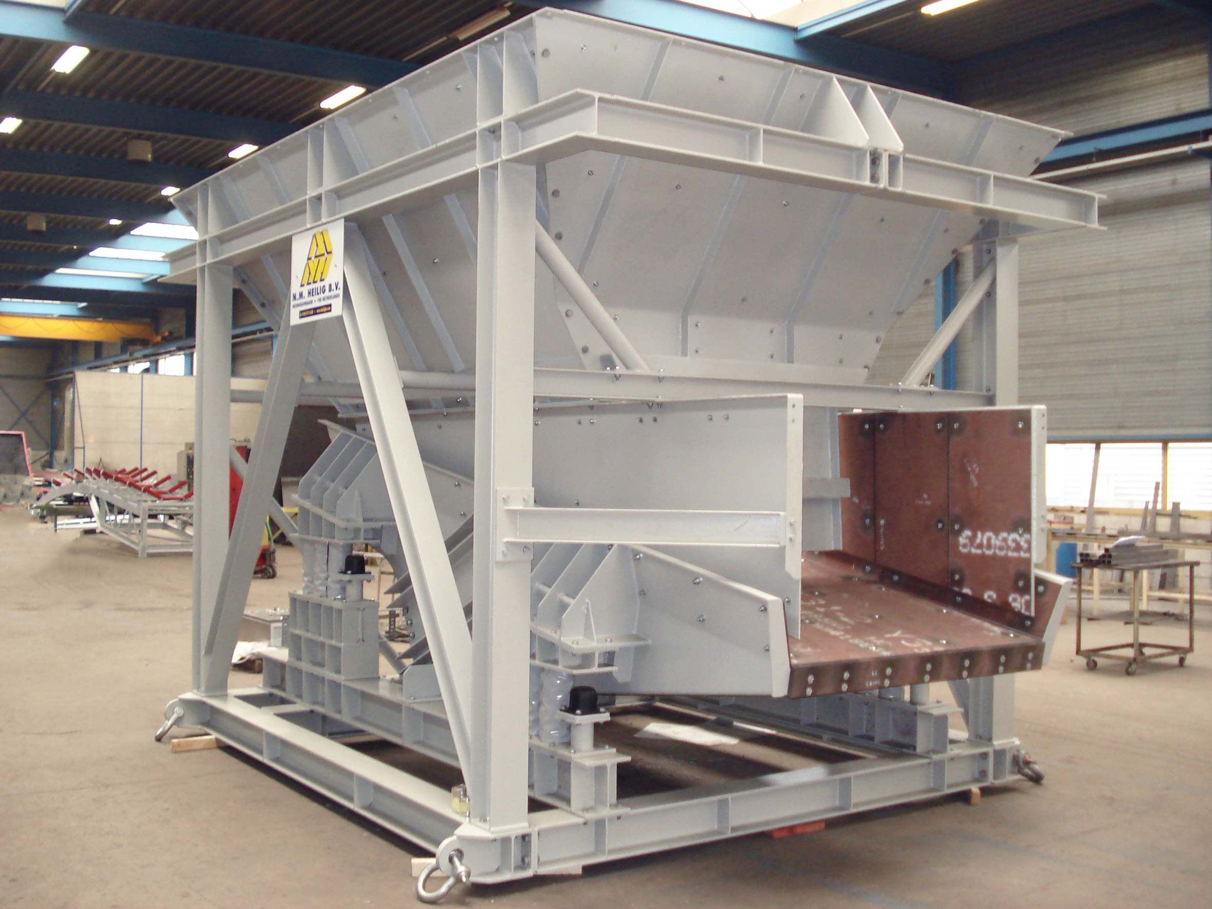 Bunker and vibratory feeder
